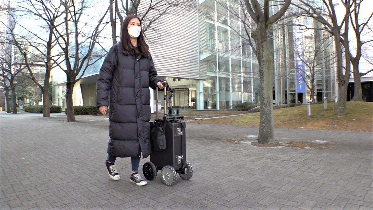 「AIスーツケース」を体験する記者