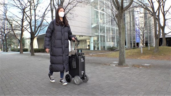 「AIスーツケース」を体験する記者