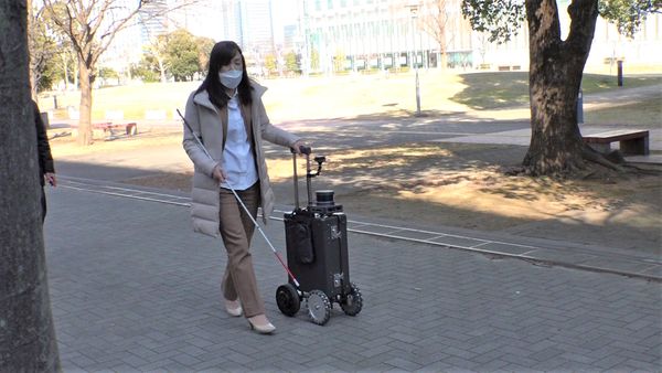 「AIスーツケース」を使って屋外を歩く浅川智恵子さん