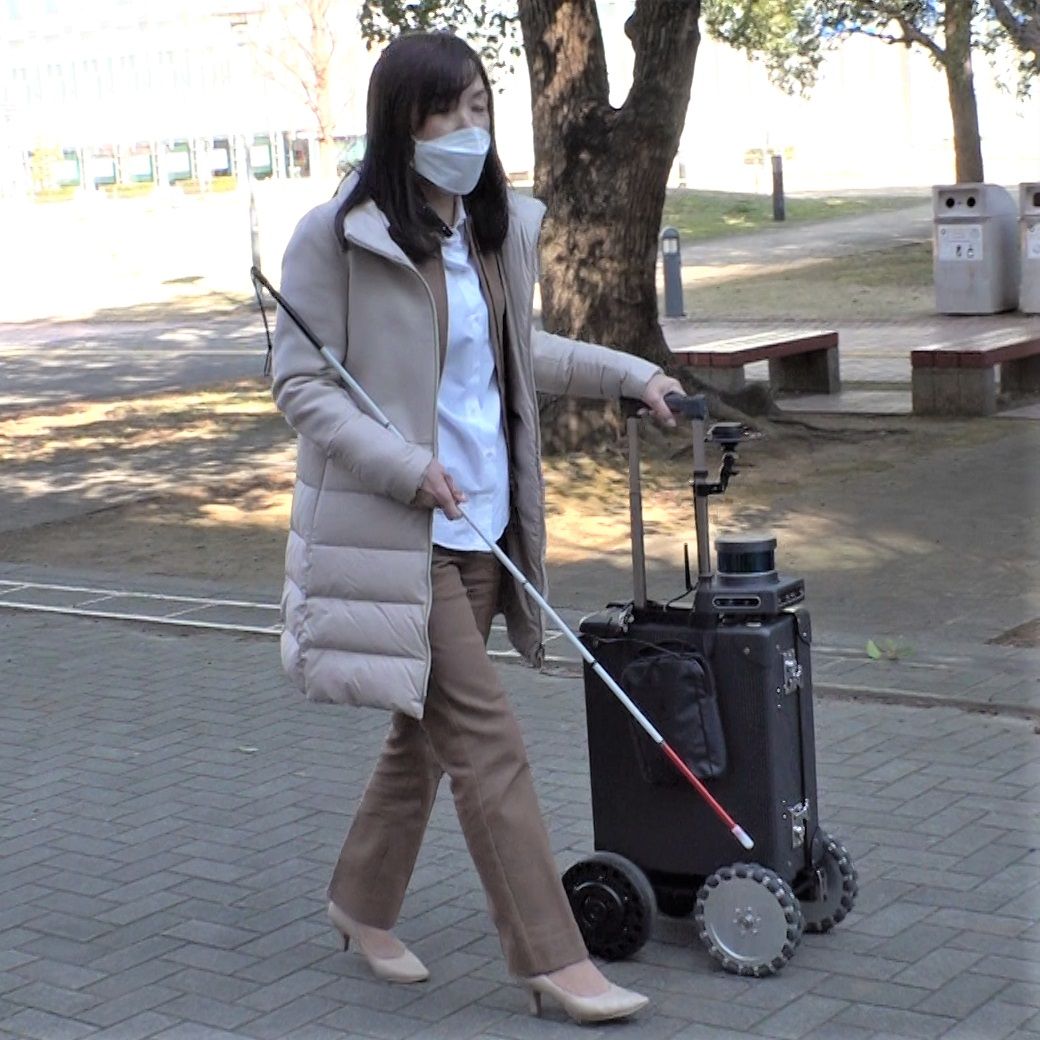 スーツケースが“道案内”し“話す” 　視覚障害者のためのロボットを体験　生みの親語る“白杖との違い”