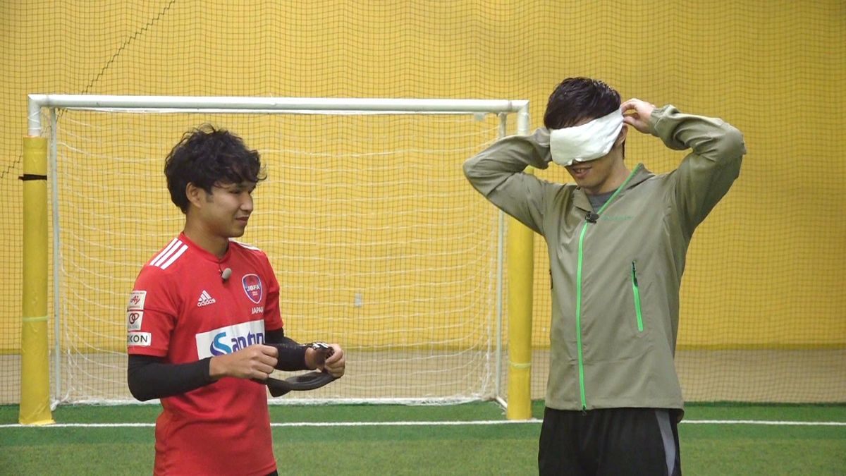 鳥居健人選手(左)と、アイマスクを装着する木村敬一選手(右)