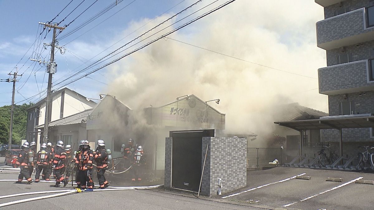 弁当店が全焼　店の経営者の女性を病院に搬送　大分