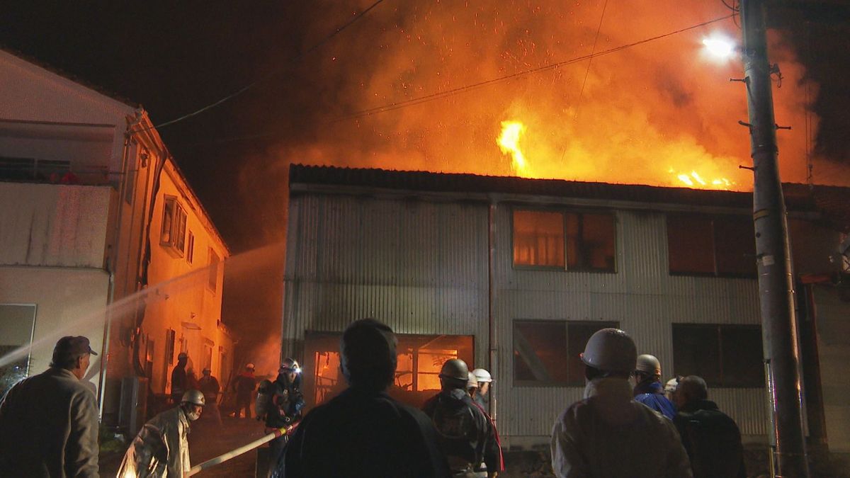 大洲市で住宅など2棟全焼の火事 焼け跡から1人の遺体 住人の高齢女性か【愛媛】