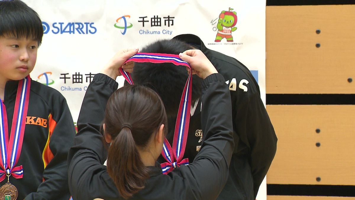メダルをかける伊藤美誠選手
