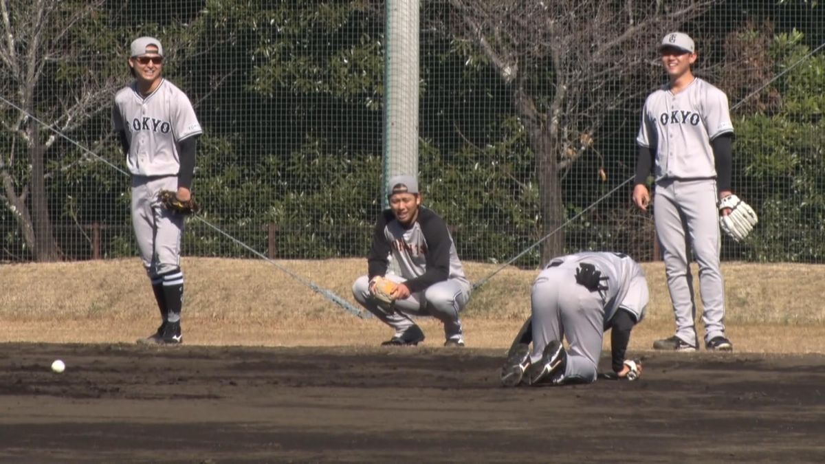 笑顔を見せながらも過酷なノックに臨んだ投手陣【画像：日テレジータス】