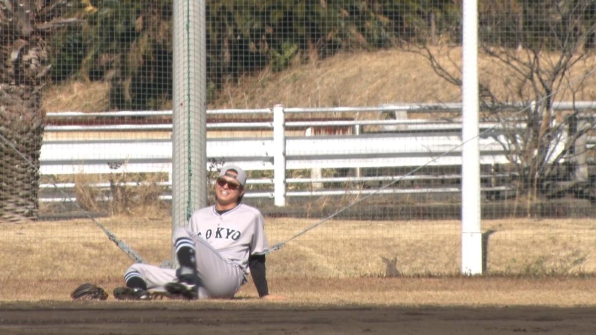 笑顔で地面に崩れ落ちた田中瑛斗投手【画像：日テレジータス】