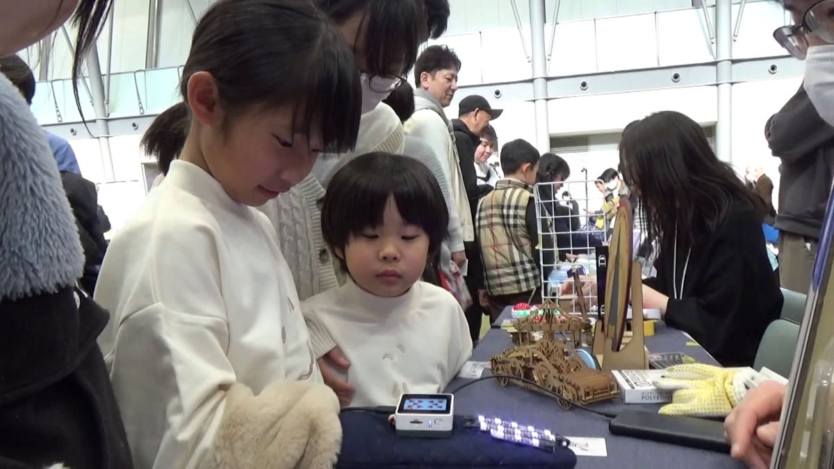 ユニークな発明品を試す子どもたち