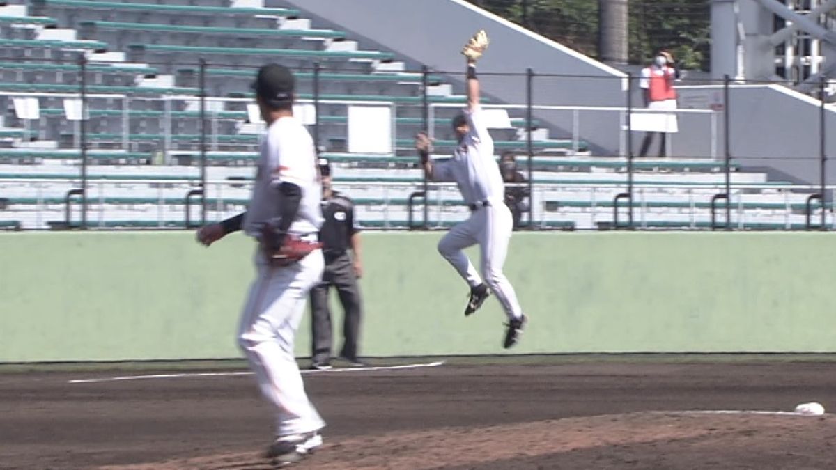 サード松田宣浩選手がジャンビングキャッチ(画像:日テレジータス)