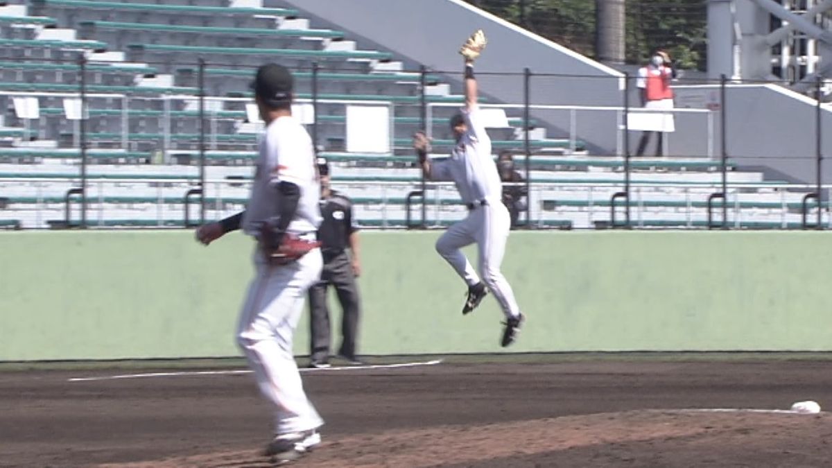 【巨人】サード松田宣浩がファインプレー　痛烈な当たりに“ジャンピングキャッチ”