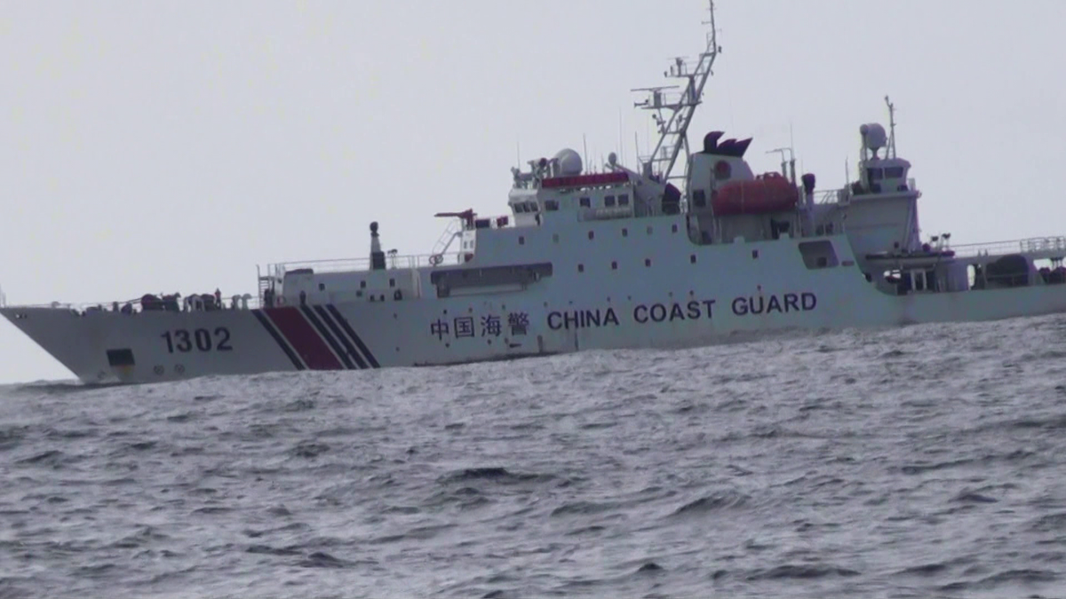 尖閣諸島周辺を航行中の日本漁船に…中国海警局「領海侵入で追跡し退去させた」異例の漁船名公表