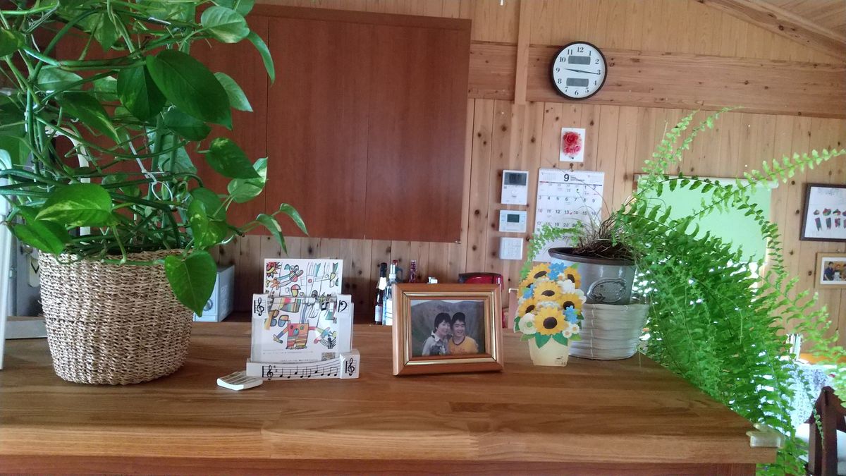 家族写真と並んで今も小林さんの自宅に飾られているポストカード