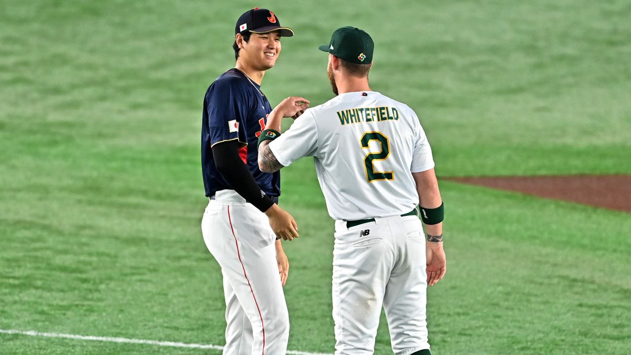 侍・大谷翔平 元同僚のオーストラリア代表とハグ 球場からは拍手