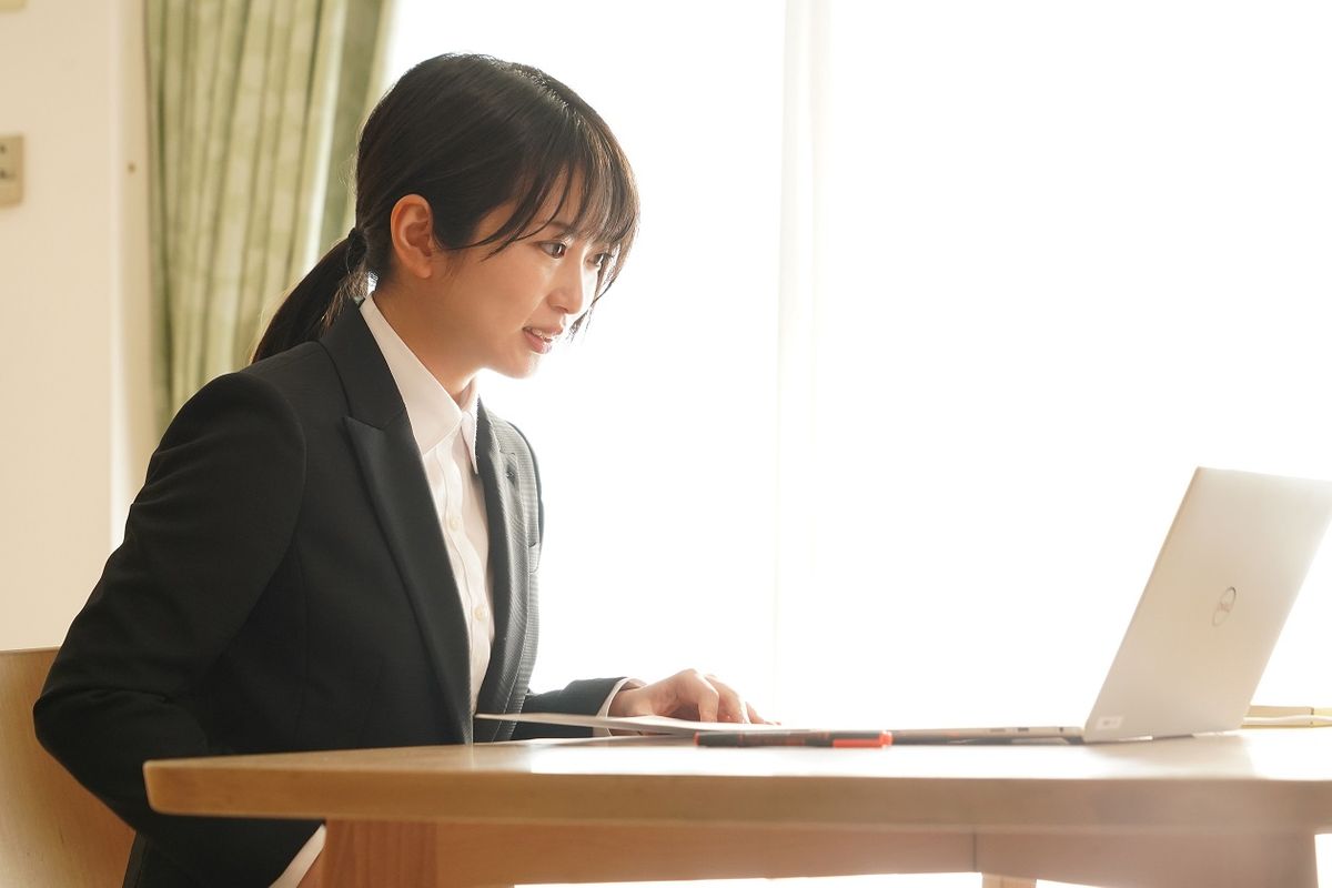 志田さんは“コロナ年入社組”の若手社員役で出演