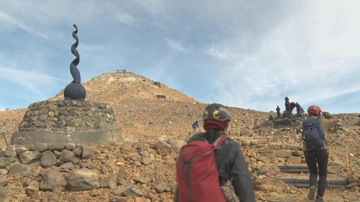 手を合わせる登山客「命の最後にどんな景色を見ていたのか…」　父亡くした男性「災害の教訓を伝えることが使命」残された家族の10年