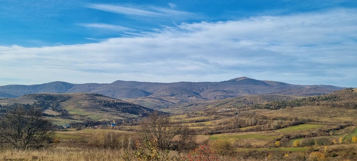 道中に見えるウクライナ西部の山々（ウクライナ・ザカルパッチャ州　2024年10月）