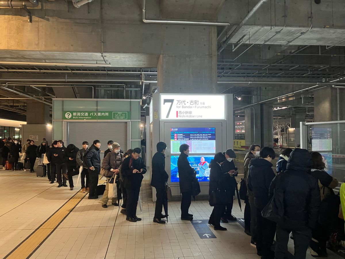 新潟駅バスターミナルでバスやタクシーを待つ行列