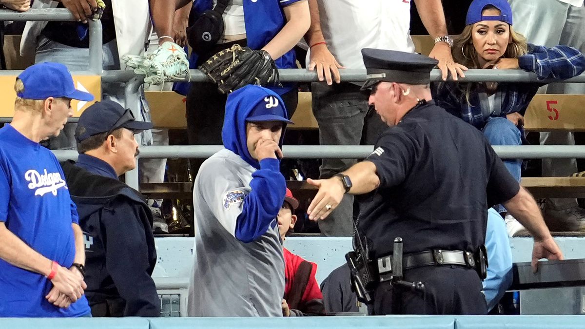 【MLB】ワールドシリーズでハプニング　ファンが身を乗り出しフェンス際の大飛球をキャッチ　スタジアムは一時騒然