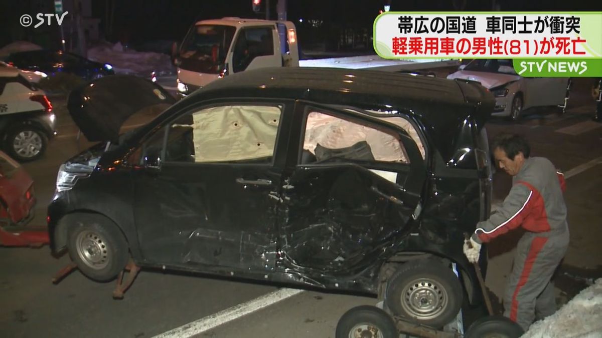 軽乗用車は側面のドアが変形　乗用車は前部のバンパー損壊　車同士が衝突し男性(81)が死亡