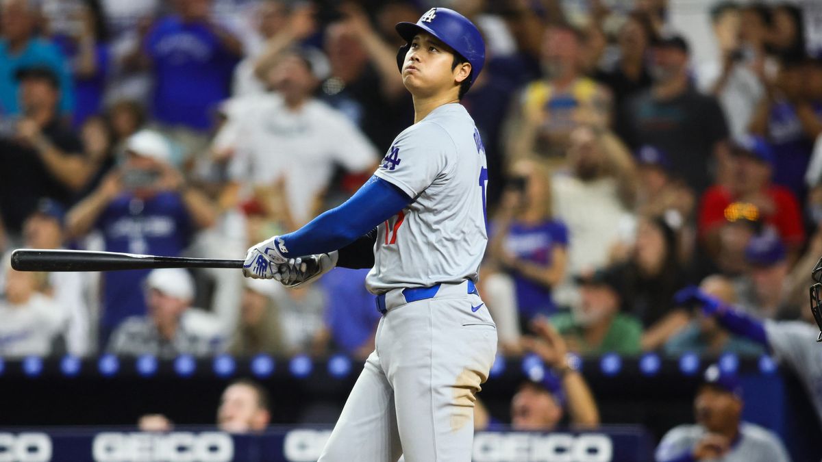 ホームランの行方を追うドジャースの大谷翔平選手(写真：USA TODAY Sports/ロイター/アフロ)