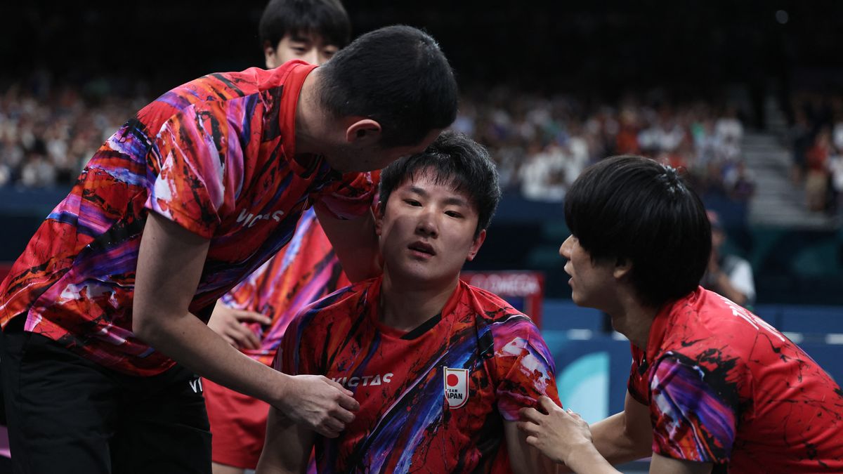 最終戦を落としがく然とする卓球の張本智和選手(写真：ロイター/アフロ)