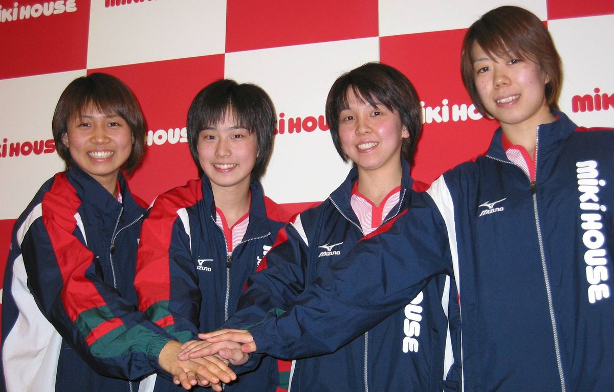 世界選手権代表に初選出された石川佳純さん(左から2人目、当時14歳)【写真：日刊スポーツ/アフロ】
