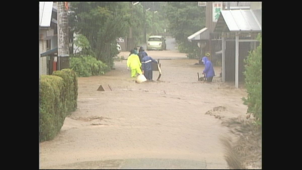 避難する人たち＝2004年7月、福井市･一乗地区