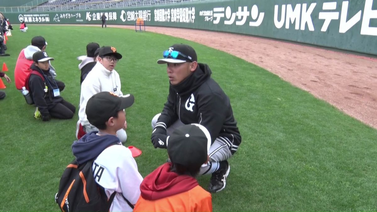 巨人・コーチ陣が“神”ファンサ　矢野コーチは子どもとおしゃべり　亀井コーチは抱っこのサービス