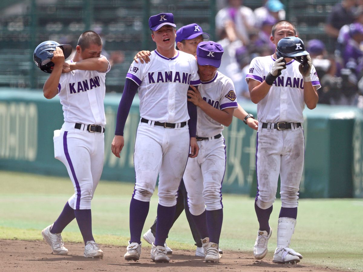 初戦敗退となり涙を流す吉田大輝選手含む金足農業の選手たち【写真：時事】