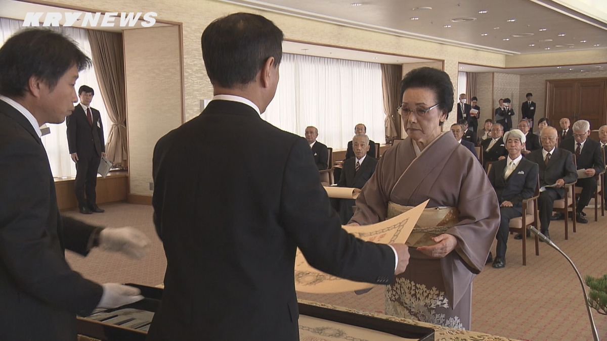 【秋の叙勲・褒章】山口県庁で伝達式　村岡知事「山口県が大きく飛躍したのも皆様方の真摯な努力のたまもの」　