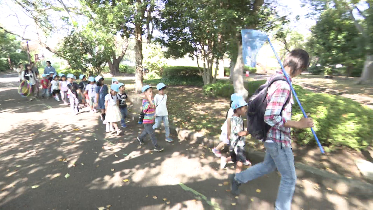 公園へ向かう子どもたち