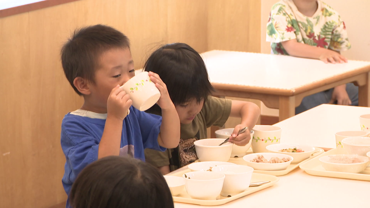 給食を楽しむ子どもたち