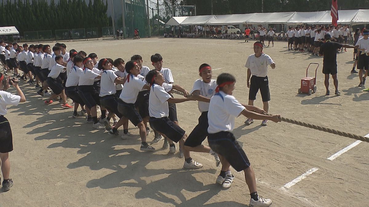 大分雄城台高校で体育祭　残暑の中　綱引きやリレーで熱戦繰り広げる　