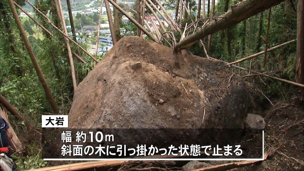 命がいくつあっても…集落の上に１０ｍの岩