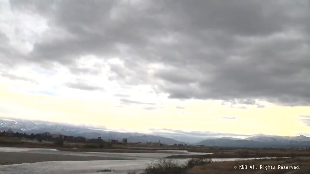 冬型の気圧配置強まる　富山県内はあすにかけて雨や雷雨になる見込み