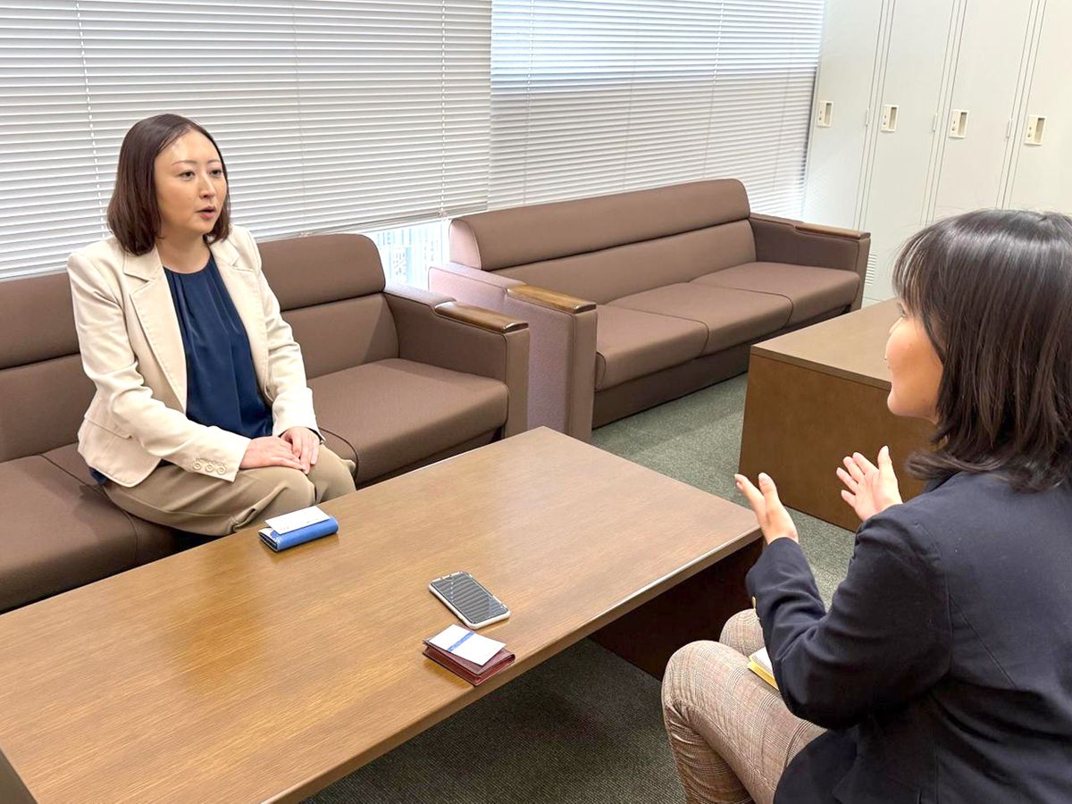 町田市議会「まちだ市民クラブ会派室」にて　インタビューを受ける東さん