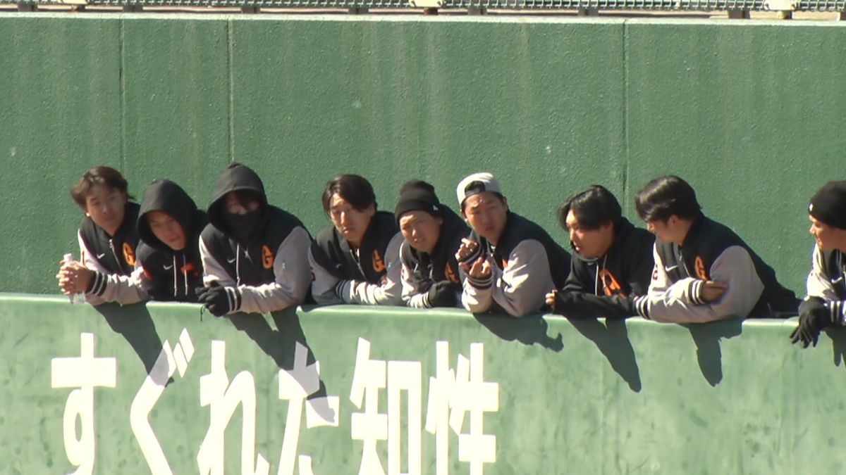 練習を見つめながら言葉を交わす投手陣と坂本勇人選手【画像：日テレジータス】