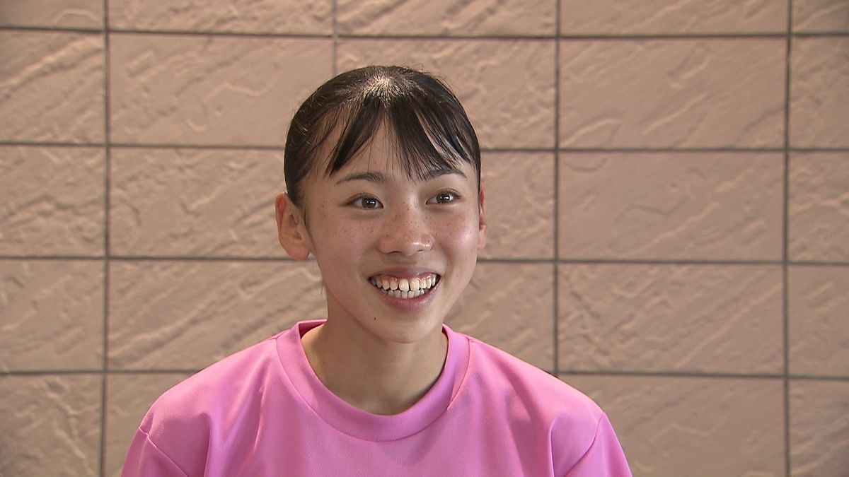 800メートルでU18日本記録を出した久保凛選手は東大阪大敬愛高のワンツースリーフィニッシュに笑顔
