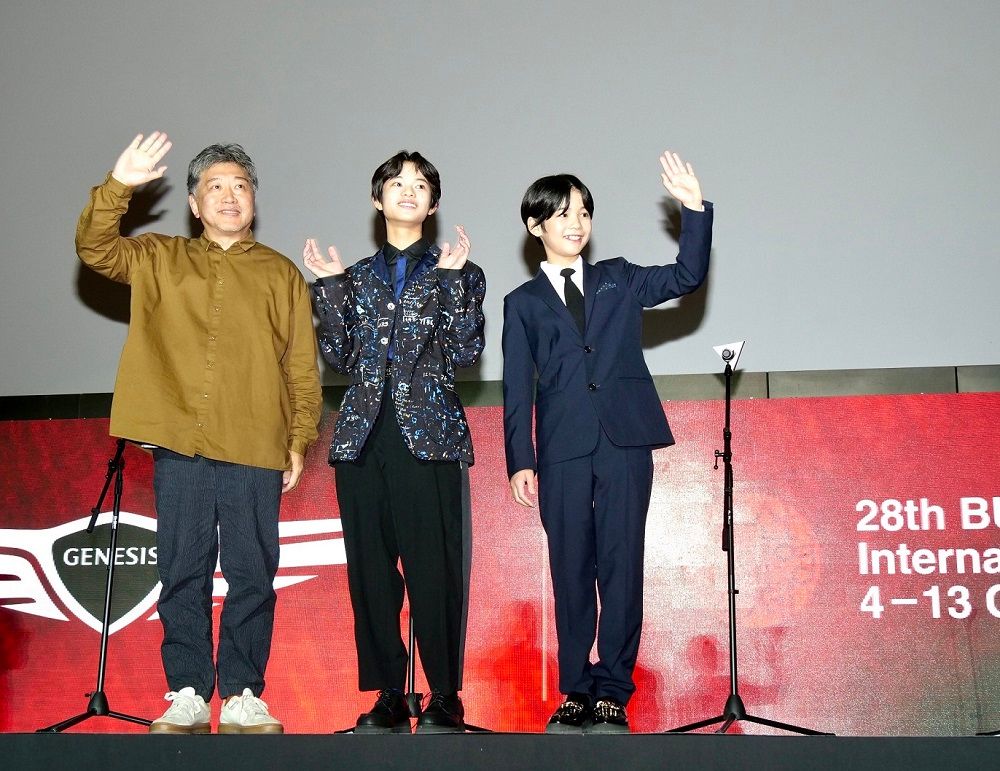 （左から）『第28回釜山国際映画祭』に参加した是枝裕和監督、黒川想矢さん、柊木陽太さん