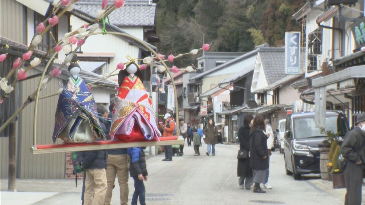 町中にひな人形　「中馬のおひなさん」で一足早いひな祭り気分　愛知・豊田市足助地区