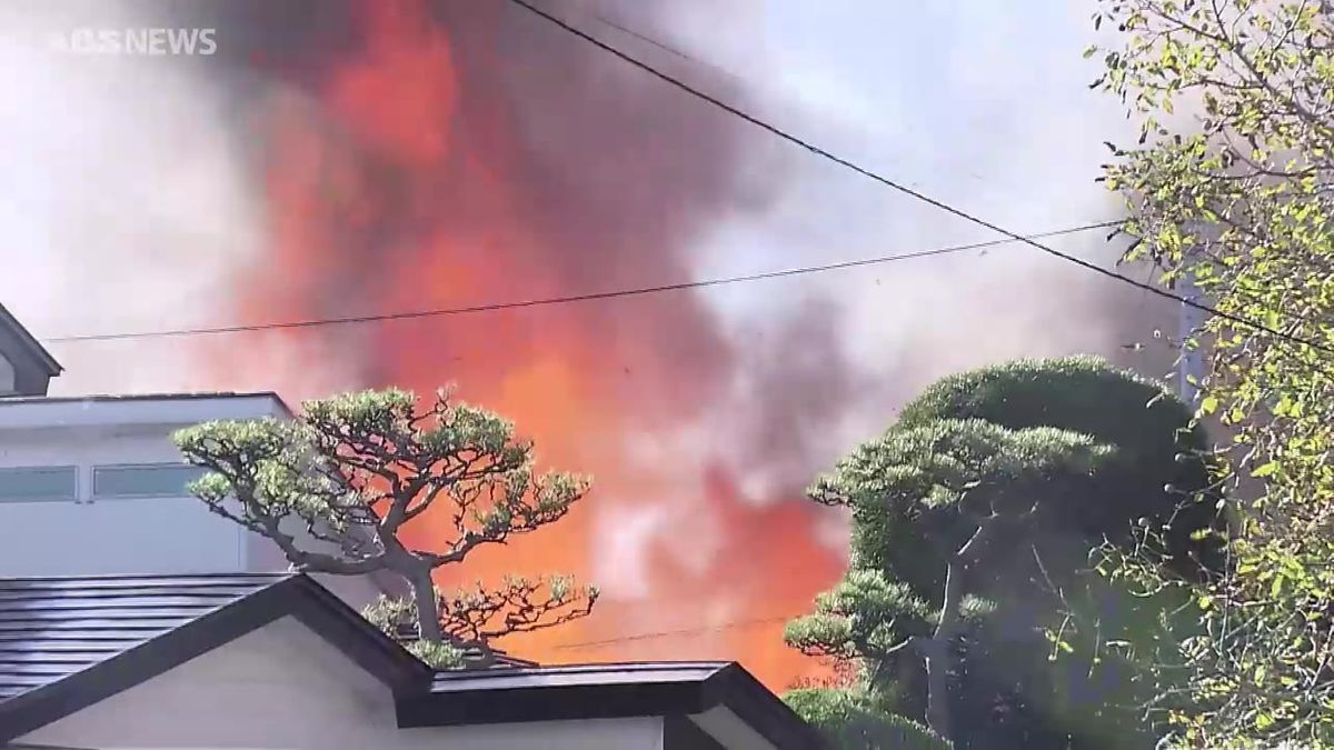 秋田市の住宅で黒煙と炎　少なくとも住宅5棟焼く火事