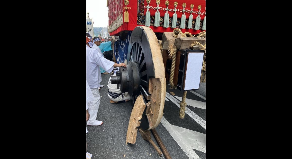 【速報】鶏鉾が車輪トラブルで立ち往生　後続の山鉾が追い越す異例の措置　京都・祇園祭「山鉾巡行」