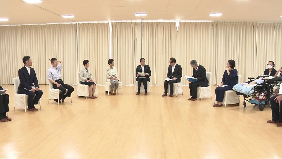 障害者支援施設で車座になって意見を聞く岸田首相
