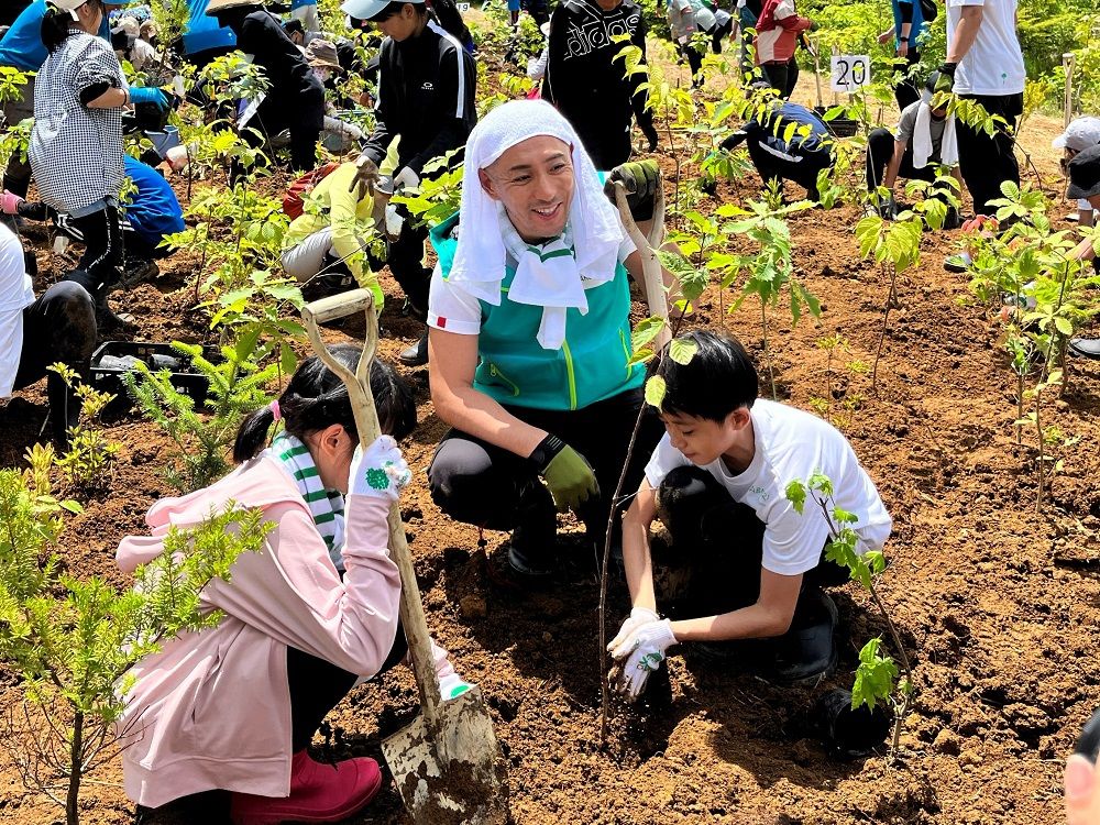 植樹活動のイベントに参加した市川團十郎さん、市川ぼたんさん、市川新之助さん