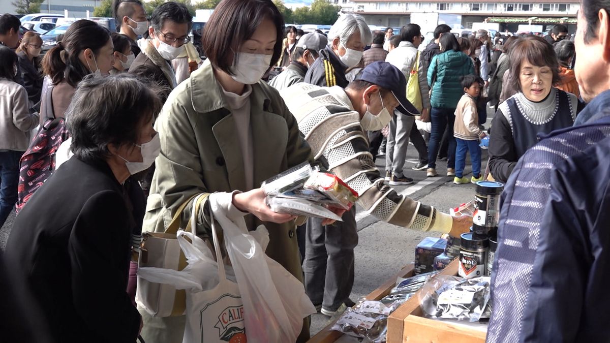 甲府市地方卸売市場で「市場まつり」 市場の開設50周年を祝う 山梨県