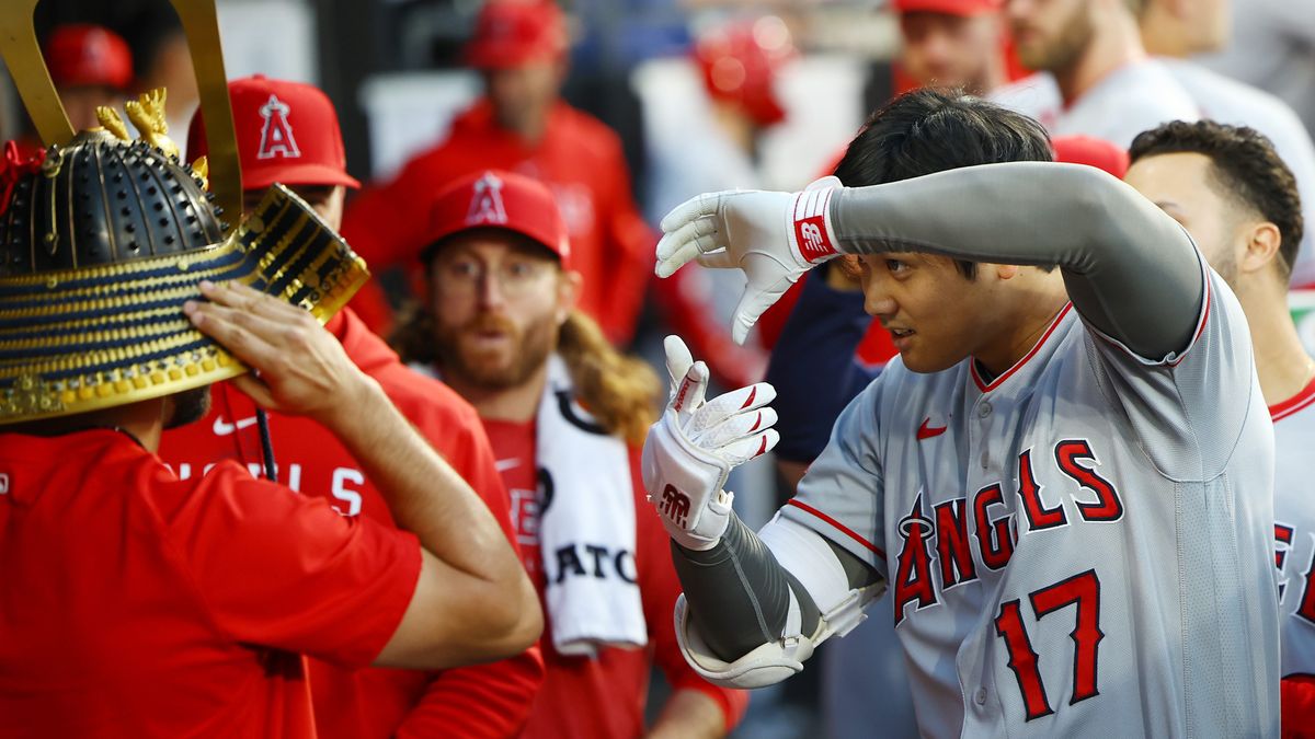 大谷翔平第13号に“確信ステップ”兜をサンドバルに被せ写真撮影ポーズも　直後に5失点でエ軍は敗戦