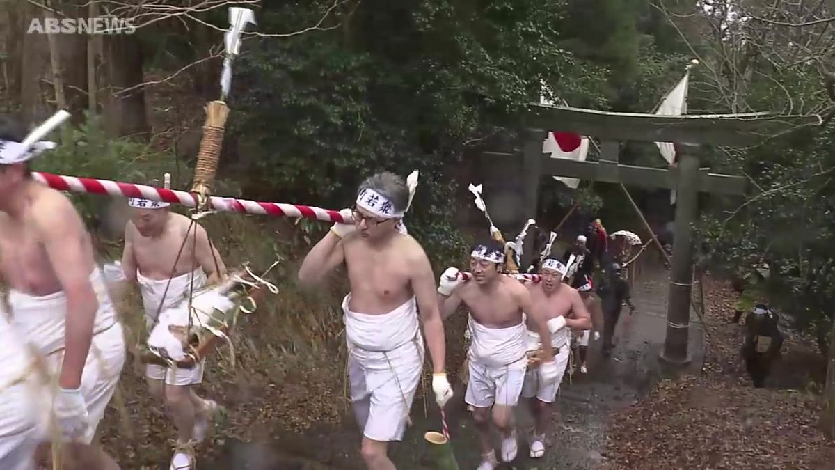 五穀豊穣などを祈願　4年ぶりに新山神社裸まいり