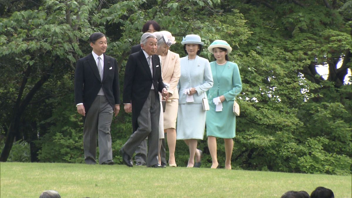三笠山に姿を見せられた天皇皇后両陛下と皇室方