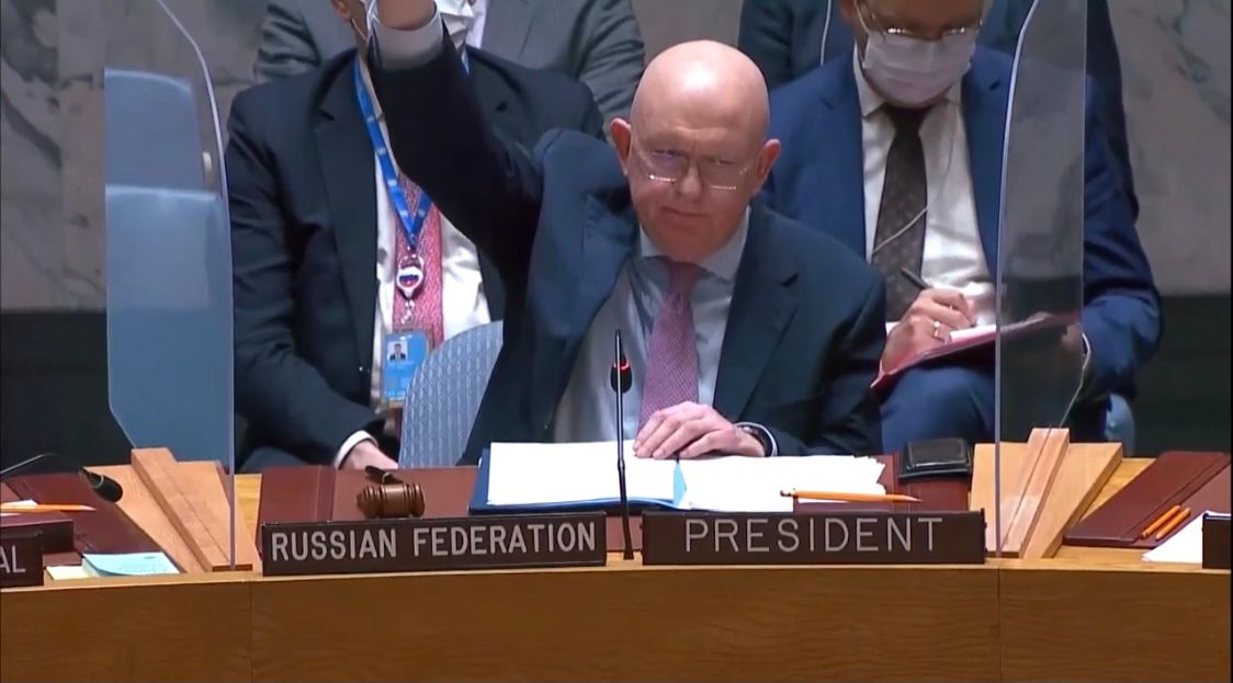 安保理で拒否権を行使するロシアのネベンジャ国連大使