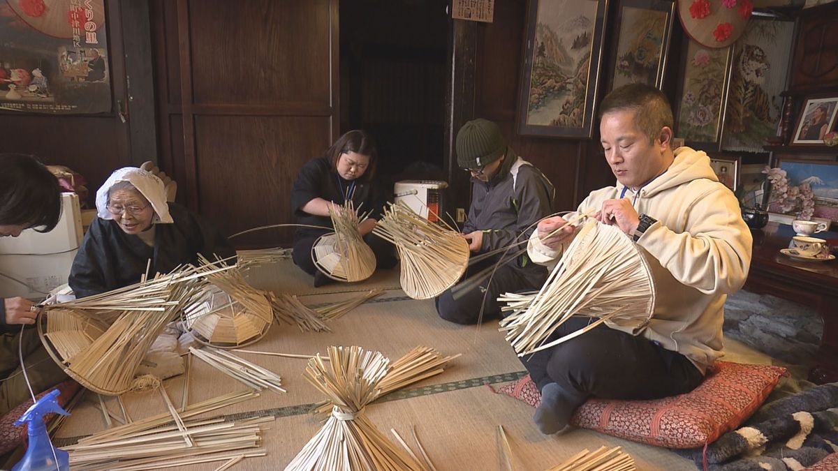 農家民宿に泊まって花笠の菅笠作り体験　60年以上のベテランの技に感心　山形・飯豊町　