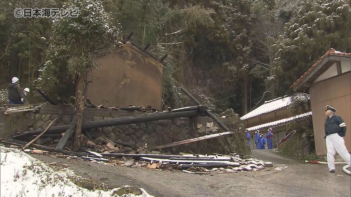 外からの「パチパチ」という音で目が覚め…　未明の火事で木造平屋建ての離れが全焼　けが人なし　島根県出雲市